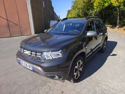 la photo d'une voiture noire garée dans un parking