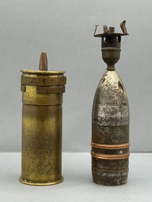 deux types différents d'objets en métal qui sont exposés