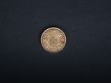 une vieille pièce de monnaie sur fond noir