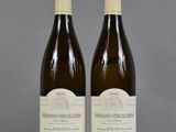 deux bouteilles de vin posées sur une table l'une à côté de l'autre