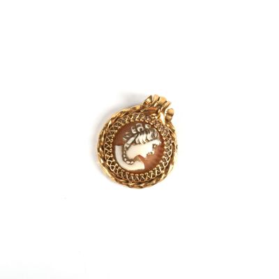 une image représentant une broche plaquée or ornée d'un motif de cheval