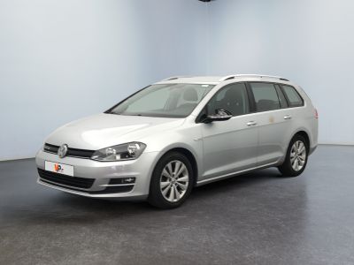 La Volkswagen Golf break est garée dans une grande pièce.
