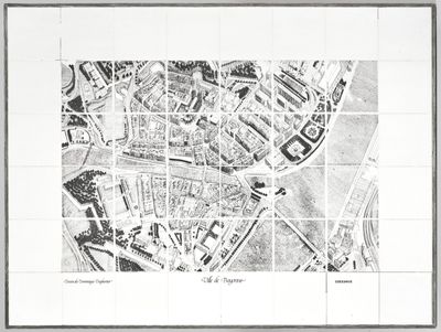 carte de la ville de Londres en noir et blanc sur un mur carrelé blanc