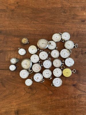 de nombreux types d'horloges posées sur une table en bois