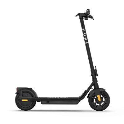une trottinette électrique noire sur fond blanc