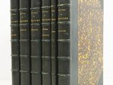 Les quatre livres sont alignés les uns à côté des autres sur une surface blanche.