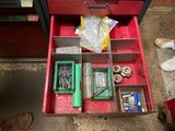 une boîte à outils rouge contenant de nombreux objets