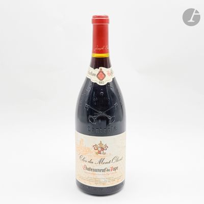 une bouteille de vin posée sur une table, devant un fond blanc