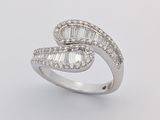 gros plan d'une bague en diamant sur fond blanc