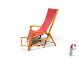 une chaise rouge posée sur une surface blanche