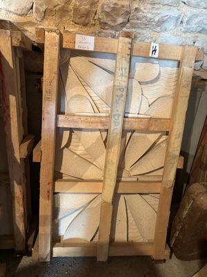 plusieurs pièces de bois sont empilées dans une pièce