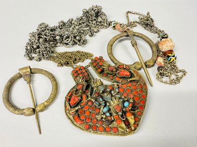 beaucoup de bijoux posés sur la table