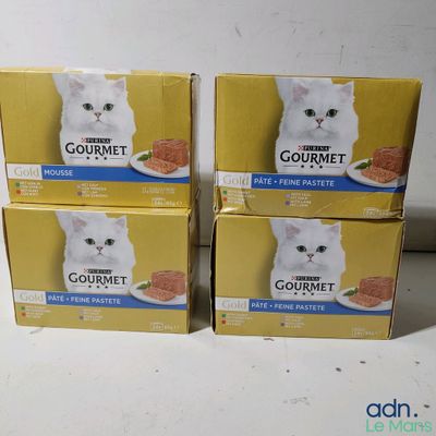quatre boîtes de nourriture pour chat haut de gamme posées sur une table