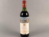 une bouteille de vin posée sur une table