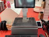 un clavier et un écran posés sur un bureau dans un magasin