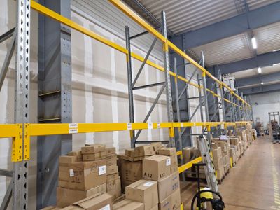 de nombreux cartons sur les étagères de l'entrepôt