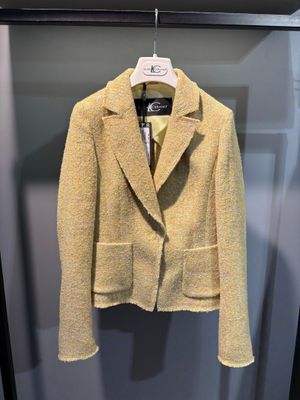 une veste jaune suspendue à un cintre dans une vitrine