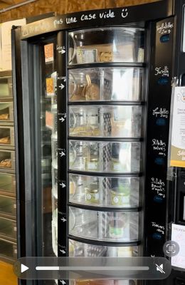 un distributeur automatique qui contient beaucoup de nourriture