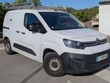 la camionnette blanche est garée sur le côté de la route