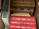 une boîte pleine de livres posée sur une table