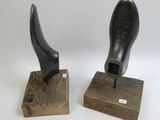 deux œuvres d'art posées sur un socle en bois