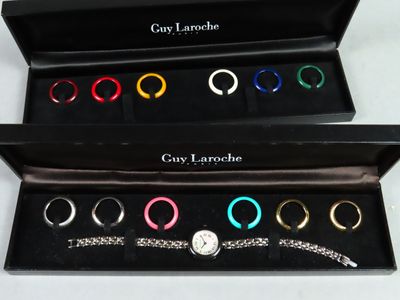 trois paires de bagues de manchette dans un coffret noir muni d'une chaîne