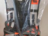 une photo montrant deux gilets de sécurité posés sur un sac en plastique