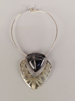 un gros plan sur un collier en argent orné d'un cœur noir