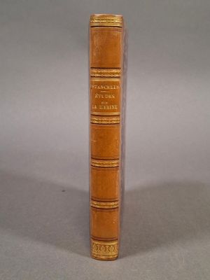 un vieux livre posé sur une table sur une surface grise