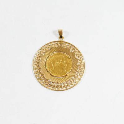 gros plan d'une pièce d'or sur une surface blanche