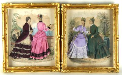 deux photos encadrées représentant des femmes en costume d'époque assises sur un banc