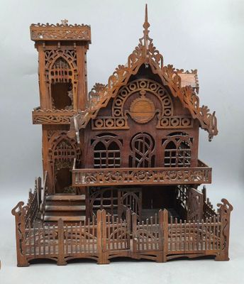une maison de poupées en bois avec un balcon et un escalier