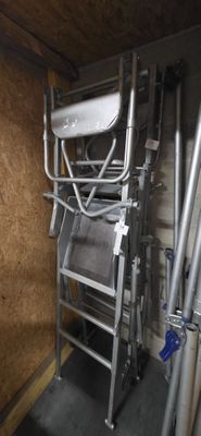 une image représentant une pièce avec une échelle et une chaise