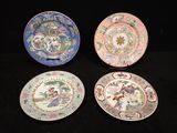 trois assiettes ornées de motifs asiatiques sur un fond noir