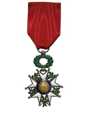 un gros plan d'une médaille sur fond blanc, avec un ruban rouge