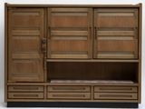 une image représentant une armoire en bois avec des tiroirs et des portes