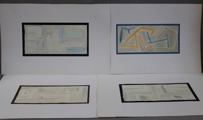 deux tableaux dans un coffret, exposés sur une table