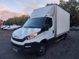 un camion blanc garé dans un parking