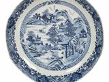 assiette bleue et blanche ornée d'un paysage