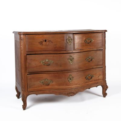 une commode ancienne sur fond blanc, avec un fond blanc