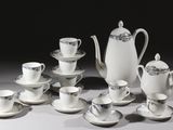 beaucoup de tasses et de soucoupes sur la table