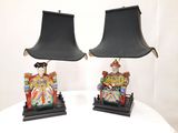 deux lampes posées sur une table