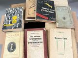 de nombreux livres posés sur une table
