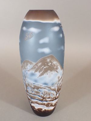 Vase en verre multicouche dégagé à l'acide à décor de paysag…