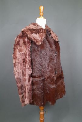 Blouson en fourrure de chevreau brun à large col rabattu, de…
