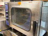 un micro-ondes posé sur une étagère dans une cuisine