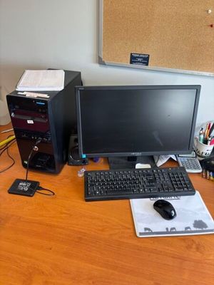 un bureau sur lequel se trouvent un ordinateur, un clavier et une souris