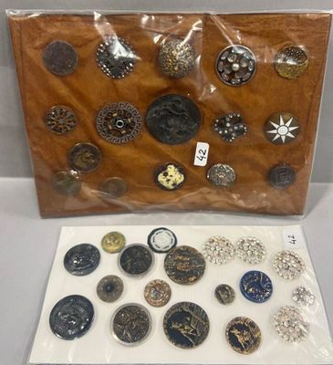 lot de boutons et de broches assortis dans un sachet en plastique