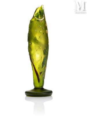 un vase en verre vert orné d'une feuille verte