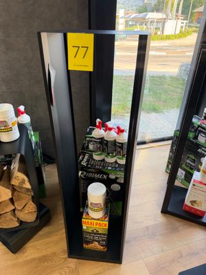 une vitrine contenant toute une gamme de produits